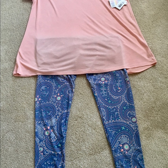 NEW WITH TAGS LULAROE CLASSIC T SHIRT - Picture 4 of 5